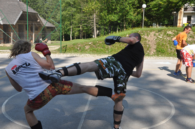 3-tabor-borilnih-vescin-boks-kickboxing-mma-kali-tehnika-kick